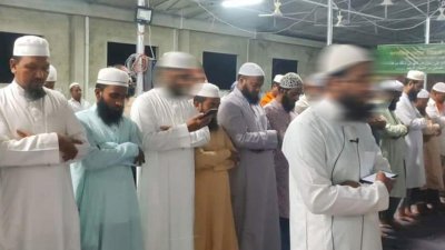 চাঁদপুর শহরের একটি মসজিদে মোবাইলে সুরা দেখে তারাবির নামাজ পড়ানোর ভাইরাল ছবিটি