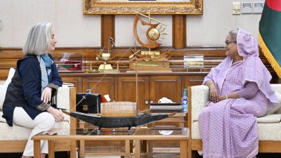 ফ্রান্সের রাষ্ট্রদূত ম্যারি মাসদুপুই সোমবার গণভবনে আসলে প্রধানমন্ত্রী শেখ হাসিনা তার সঙ্গে সঙ্গে সৌজন্য সাক্ষাৎ করেন (ছবি: ফোকাস বাংলা)