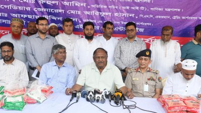 রাজধানীর উত্তরায় টিসিবি-পণ্যের অস্থায়ী সংরক্ষণাগারের উদ্বোধনী অনুষ্ঠানে বক্তব্য  রাখছেন বাণিজ্যমন্ত্রী