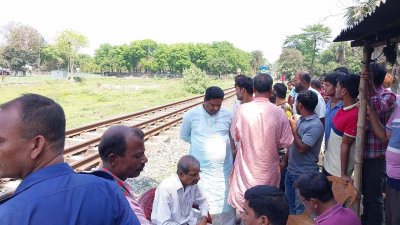 ঘটনাস্থলে পুলিশ ও স্থানীয়রা