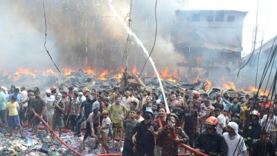 আগুন লাগার ছয় ঘণ্টার পরও জ্বলছে বঙ্গবাজার (ছবি: নাসিরুল ইসলাম)