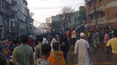 বঙ্গবাজারের আশপাশে সব রাস্তায় যান চলাচল বন্ধ করে দেওয়া হয়েছে