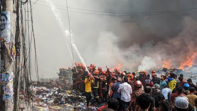 বঙ্গবাজারে আগুন নেভানোর কাজে পানি সংকট তৈরি হয়েছে