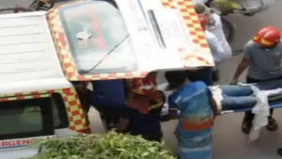 ফায়ার সার্ভিসের আহত সদস্যকে হাসপাতাল নিয়ে যাওয়া হচ্ছে