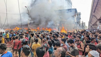 বঙ্গবাজারে ঘটনাস্থলে উৎসুক জনতার ভিড়। ছবি: সাজ্জাদ হোসেন