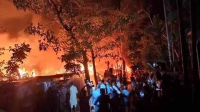 আগুনে জ্বলছে তুলার গুদাম
