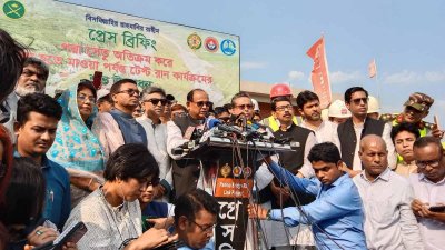 মাওয়া রেল স্টেশনে ব্রিফিং করছেন রেলমন্ত্রী