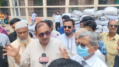 সাংবাদিকদের সঙ্গে কথা বলছেন মোস্তফা মোহসীন মন্টু
