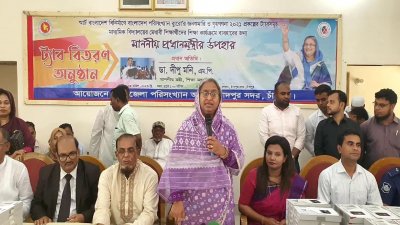 সদর উপজেলা পরিষদ মিলনায়তনে মেধাবী শিক্ষার্থীদের ট্যাব বিতরণ অনুষ্ঠানে বক্তব্য রেখেছেন শিক্ষামন্ত্রী