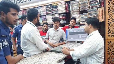 বেশি দামে পোশাক বিক্রি করায় জরিমানা