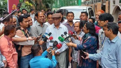 সাংবাদিকদের সঙ্গে কথা বলছেন তথ্যমন্ত্রী