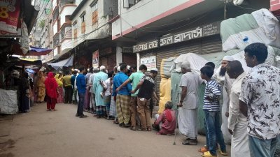 রাজধানীর বাউনিয়াবাঁধ এলাকায় টিসিবির পণ্যের দোকান খোলার আগেই ভিড় করে ক্রেতারা