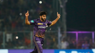 দারুণ ব্যাটিংয়ের পর বল হাতেও উইকেট নিয়েছেন শার্দুল।