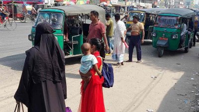 বাস না চলায় ভোগান্তিতে পড়েছেন যাত্রীরা