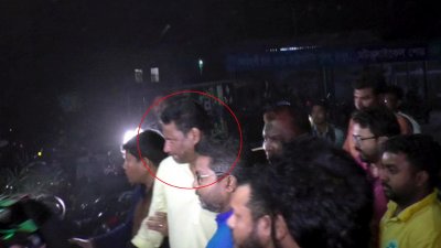 সমর্থকদের নিয়ে বাসভবনের সামনে অবস্থান নেন  জাকারিয়া ইসলাম শিপলু (বৃত্ত চিহ্নিত)