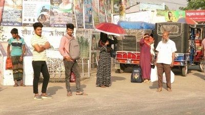 বাস না চলায় ভোগান্তিতে যাত্রীরা