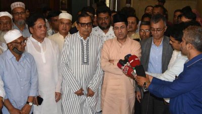বঙ্গবাজারে অগ্নিকাণ্ডে ক্ষতিগ্রস্ত ব্যবসায়ী নেতাদের সঙ্গে বৈঠকের পর সাংবাদিকদের সঙ্গে কথা বলছেন মেয়র ফজলে নূর তাপস