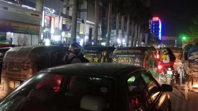 বসুন্ধরার সামনে যত্রতত্র সিএনজি-অটোরিকশা, পান্থপথে গাড়ির জট