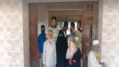 আহত সাংবাদিক সোহেল কিরণকে বহন করা রিকশাভ্যানের পাশে দাঁড়ানো স্বজনরা