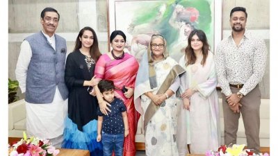 প্রধানমন্ত্রী শেখ হাসিনার সঙ্গে এ কে এম শামীম ওসমান এবং তার পরিবারের সদস্যরা