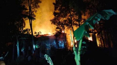 আগু‌নে পুড়ে ছাই ৩ কৃষ‌কের বসতবা‌ড়ি