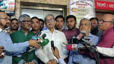 সাংবাদিকদের সঙ্গে কথা বলছেন মির্জা ফখরুল ইসলাম আলমগীর
