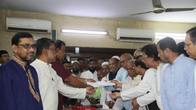 ধানমন্ডিতে আওয়ামী লীগের সভাপতির রাজনৈতিক কার্যালয়ে বিভিন্ন স্থানীয় সরকার নির্বাচনের মনোনয়ন ফরম বিক্রি করা হচ্ছে
