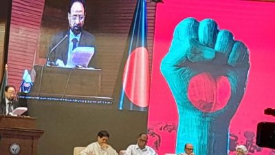 বক্তব্য রাখছেন ব্যারিস্টার আমির উল ইসলাম