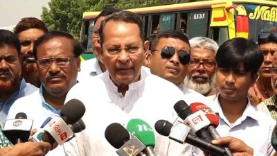 সাংবাদিকদের সঙ্গে কথা বলেন হাসানুল হক ইনু