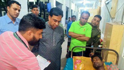 মুকুলের বিষপানের খবর শুনে সোমবার রাতে তাকে দেখতে রাজশাহী মেডিক্যাল কলেজ হাসপাতালে যান জেলা প্রশাসক শামীম আহমেদ