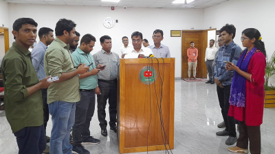সাংবাদিকদের সঙ্গে কথা বলছেন ইসি সচিব