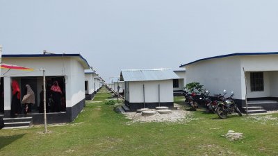 গৃহহীনদের জন্য নৌবাহিনীর নির্মিত ব্যারাক হাউজ