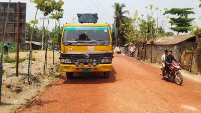 মোটরসাইকেলকে ধাক্কা দেওয়া ট্রাক