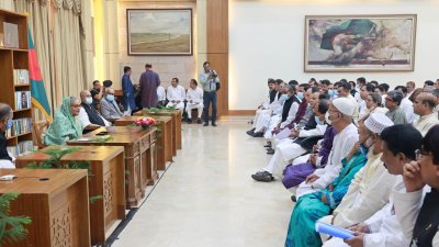 সারা দেশের জেলা শাখার নেতাকর্মীদের সঙ্গে গণভবনে সাক্ষাৎ করে প্রধানমন্ত্রী শেখ হাসিনা (ছবি: ফোকাস বাংলা)
