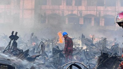বঙ্গবাজার অগ্নিকাণ্ডের ঝুঁকিতে আছে এ বিষয়ে আগেই সতর্ক করেছিল ফায়ার সার্ভিস (ছবি: নাসিরুল ইসলাম)