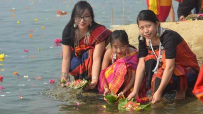ফুল ভাসানোর মধ্য দিয়ে শুরু হয়েছে বৈসাবির মূল আয়োজন