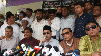 বঙ্গবাজারে ক্ষতিগ্রস্ত ব্যবসায়ীদের ব্যবসা কার্যক্রম উদ্বোধন অনুষ্ঠানে বক্তব্য রাখছেন মেয়র তাপস