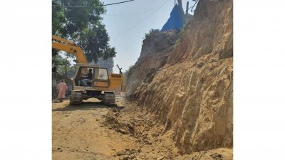 বেলতলী ঘোনা এলাকায় পাহাড় কেটে সড়ক নির্মাণ করতে গিয়ে গত ৭ এপ্রিল পাহাড় ধসের ঘটনা ঘটে