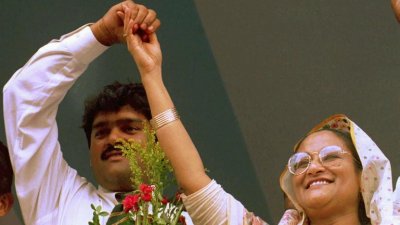 ১৯৯৭ সালের সংবর্ধনা অনুষ্ঠানে আকরাম খান ও প্রধানমন্ত্রী শেখ হাসিনা।