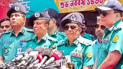 রমনার বটমূলে পহেলা বৈশাখ উপলক্ষে নিরাপত্তা ব্যবস্থা পরিদর্শন করেন ডিএমপি কমিশনার খন্দকার গোলাম ফারুক