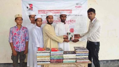 শিক্ষার্থীদের কাছে বই হস্তান্তর করা হচ্ছে