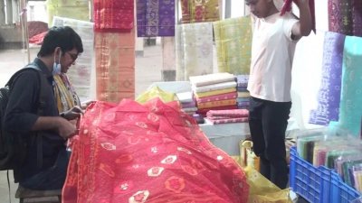 জামদানি শাড়ি কিনতে পল্লিতে আসছেন ক্রেতারা
