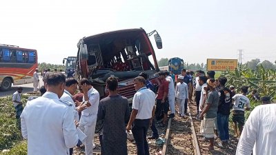 রেললাইনে ছিটকে প‌ড়া যাত্রীবাহী বাস