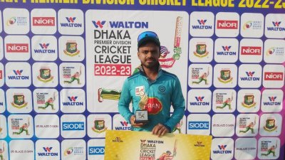 ম্যাচসেরার পুরস্কার হাতে মাহিদুল ইসলাম অঙ্কন।