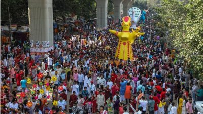 বাংলা নববর্ষকে স্বাগত জানিয়ে আয়োজন করা হয় মঙ্গল শোভাযাত্রা। ছবি: সাজ্জাদ হোসেন