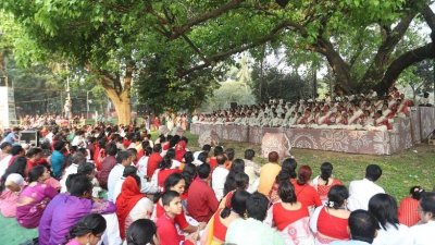 রমনা বটমূলে সুরের মূর্ছনায় শুরু হয়েছে ছায়ানটের বর্ষবরণ অনুষ্ঠান। ছবি: নাসিরুল ইসলাম
