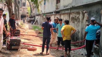 আগুন নেভাতে সর্বাত্মক সহযোগিতা করছে ঢাকা কলেজ প্রশাসন ও শিক্ষার্থীরা