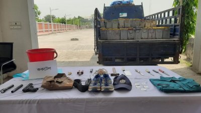 গ্রেফতারকৃতদের কাছ থেকে ডাকাতিতে ব্যবহৃত ট্রাক, ডিবির জ্যাকেট, একটি খেলনা পিস্তল, পুলিশের পোশাক ও ছয়টি ককটেল উদ্ধার