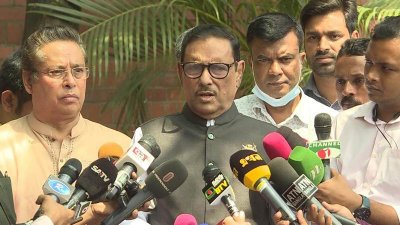 সাংবাদিকদের সঙ্গে কথা বলছেন ওবায়দুল কাদের