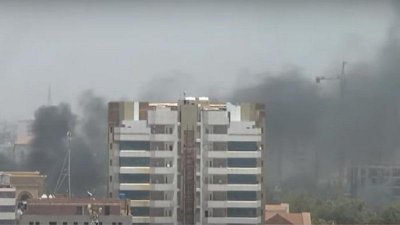 সুদানে বিভিন্ন স্থানে হামলায় কালো ধোঁয়া